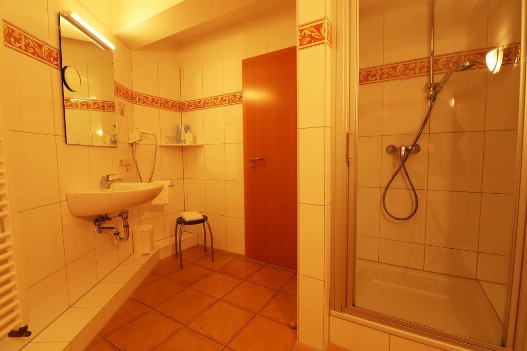 Hotel Central Цевен Экстерьер фото
