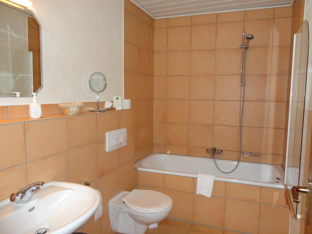 Hotel Central Цевен Экстерьер фото